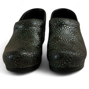 Dansko Iridescent Kaleidoscope Medallion Clogs Mules Size 39 8.5-9 Black Green